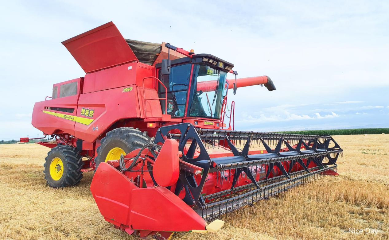 On the eve of autumn harvest, in order to ensure the timely delivery of domestic and foreign orders, the assembly line was fully operational and overtime production was carried out, and batches of new products were rolled off the production line.